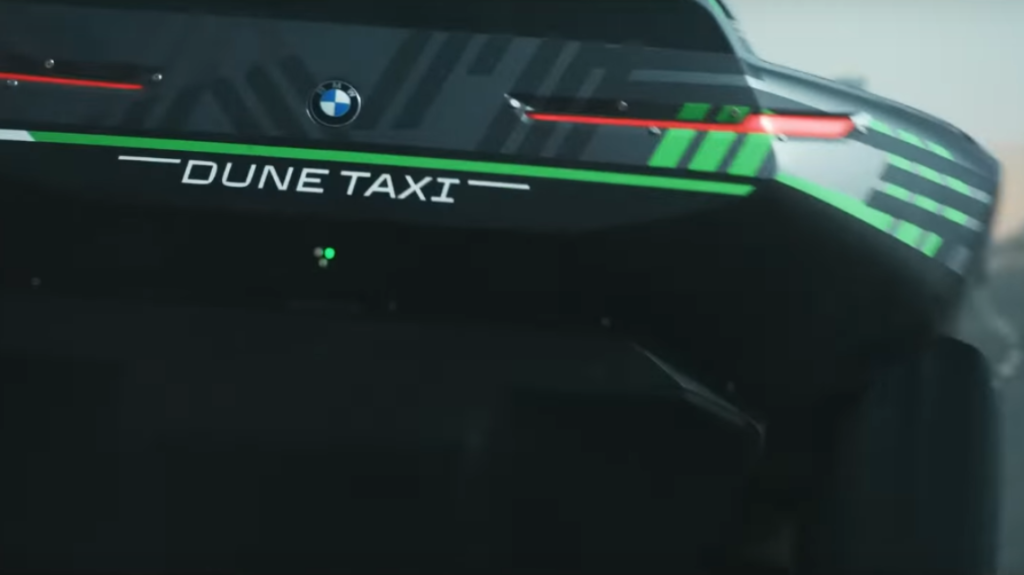 Uma imagem tirada do vídeo do carro elétrico da BMW, o Dune Taxi .