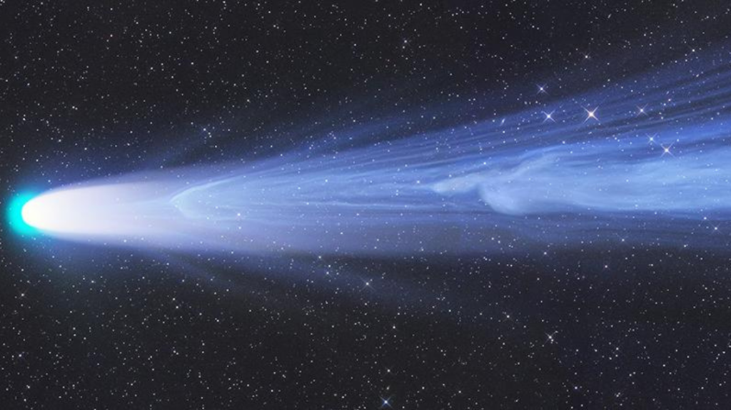 Imagem de gases carregados escapando do cometa Leonard formando uma cauda, ​​dezembro de 2021.